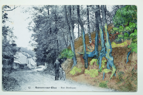 Ansichtkaart ‘rue Daubigny, Auvers-sur-Oise’ met daar overheen het schilderij Boomwortels (1890) van Van Gogh, ©arthénon